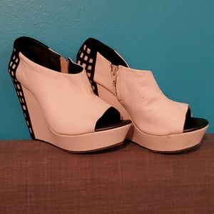 Messeca Open-Toe Black and White Lattice Wedge